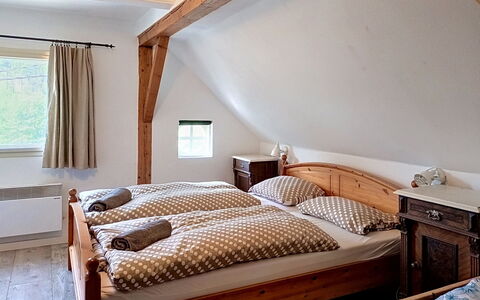 Jizera Cottage: Bed, Slaapkamer, Meubilair, Hout, Laken, Interieur Ontwerp, Bedding, Plafond, Bed Frame, Verdieping