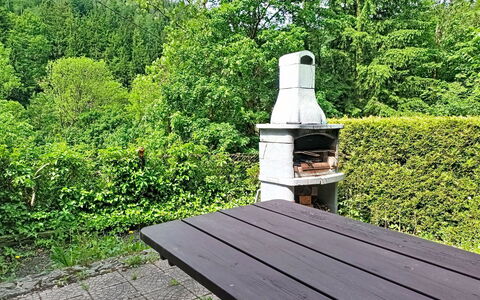 Jizera Cottage: Meubilair, Buitenmeubels, Tuin, Buitentafel, Openluchtbank, Backyard, Gazon, Landscaping, Park, Werf