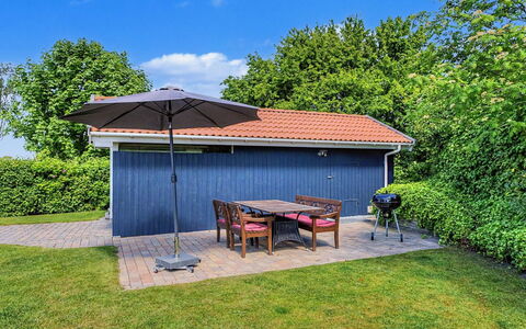 Ronna - 160M from the Sea: Dak, Schaduw, Buitenmeubels, Meubilair, Huis, Verblijf, Tuin, Siding, Gazon, Stoel