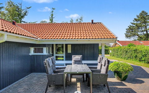 Ronna - 160M from the Sea: Huis, Huis, Dak, Verblijf, Schaduw, Siding, Landgoed, Veranda, Landscaping, Tuin
