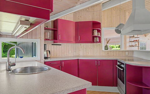 Ronna - 160M from the Sea: Interieur Ontwerp, Flooring, Keuken, Plafond, Verdieping, Countertop, Huis, Loodgieterswerkinrichting, Wastafel, Kamer