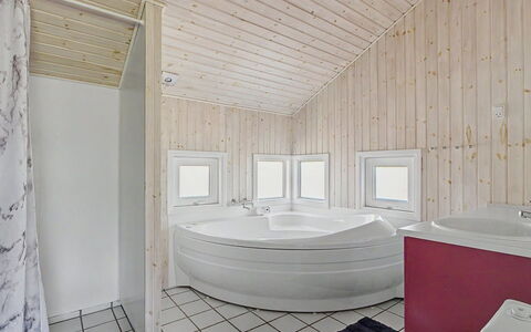 Ronna - 160M from the Sea: Flooring, Verdieping, Hout, Plafond, Interieur Ontwerp, Loodgieterswerkinrichting, Bad, Kamer, Badkamer, Huis