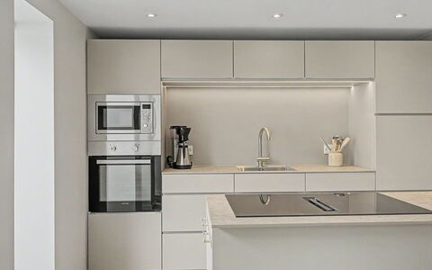 Swarthofthi - 90M from the Sea: Keuken, Toestel Van De Keuken, Countertop, Interieur Ontwerp, Cabinetry, Flooring, Meubilair, Muur, Verdieping, Hout