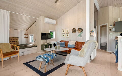 Rise - 600M from the Sea: Hout, Flooring, Verdieping, Interieur Ontwerp, Huis, Plafond, Meubilair, Kamer, Woonkamer, Hardwood