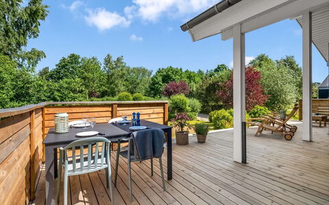 Rise - 600M from the Sea: Hout, Meubilair, Houten Vloer, Veranda, Buitenmeubels, Hardwood, Stoel, Dek, Schaduw, Tafel