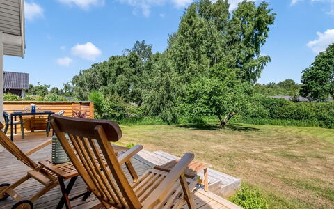 Rise - 600M from the Sea: Struik, Land Lot, Tuin, Verblijf, Hardwood, Schaduw, Gazon, Landscaping, Weide, Beits