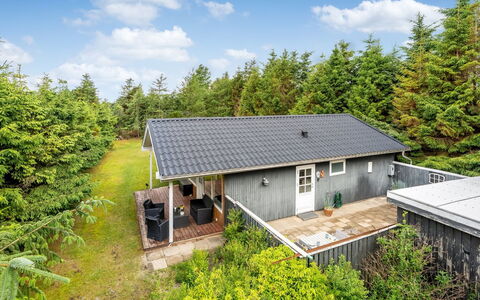 Arisa - from the Sea: Huis, Struik, Dak, Verblijf, Huis, Siding, Tuin, Landgoed, Boerderij, Garden Gebouwen