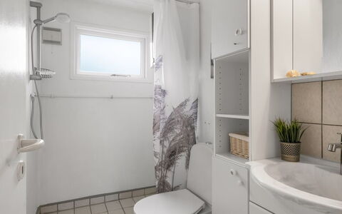 Arisa - from the Sea: Loodgieterswerkinrichting, Muur, Flooring, Interieur Ontwerp, Verdieping, Badkamer, Toilet, Wc Bril, Wastafel, Plafond