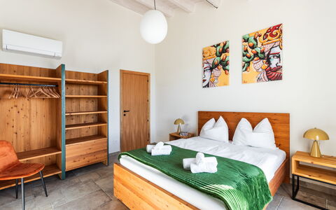 Villa Maddalena: Hout, Meubilair, Flooring, Interieur Ontwerp, Verdieping, Kamer, Beits, Slaapkamer, Houten Vloer, Bed