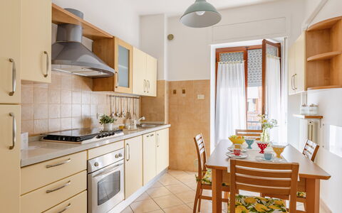 Casa Acquamarina: Toestel Van De Keuken, Keuken, Major Appliance, Meubilair, Hout, Flooring, Interieur Ontwerp, Countertop, Verdieping, Cabinetry