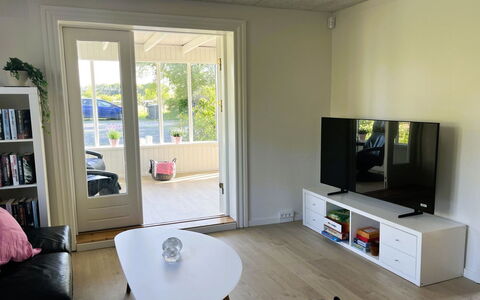 Aaro - 275M from the Sea: Venster, Architectuur, Woongebied, Huis, Huis, Dak, Verblijf, Oprit, Voorstad, Mid-Size Car
