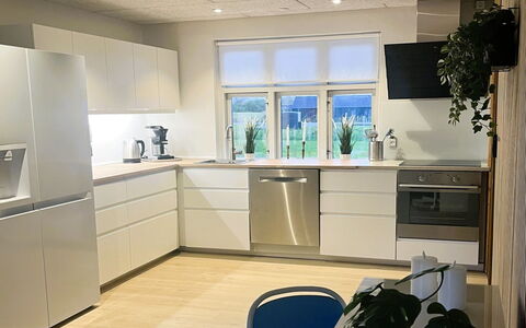 Aaro - 275M from the Sea: Venster, Architectuur, Woongebied, Huis, Huis, Dak, Verblijf, Oprit, Voorstad, Mid-Size Car
