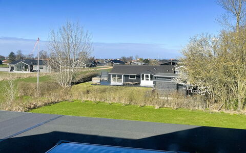 Aaro - 275M from the Sea: Venster, Architectuur, Woongebied, Huis, Huis, Dak, Verblijf, Oprit, Voorstad, Mid-Size Car