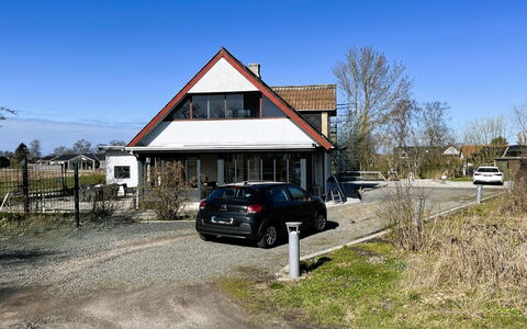 Aaro - 275M from the Sea: Venster, Architectuur, Woongebied, Huis, Huis, Dak, Verblijf, Oprit, Voorstad, Mid-Size Car