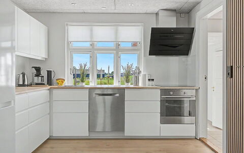 Aaro - 275M from the Sea: Keuken, Toestel Van De Keuken, Flooring, Major Appliance, Hout, Verdieping, Countertop, Cabinetry, Interieur Ontwerp, Huishoudapparatuur