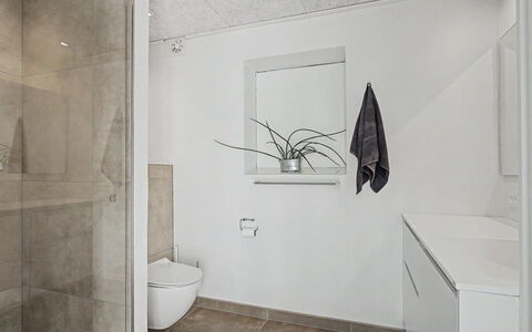 Aaro - 275M from the Sea: Flooring, Muur, Verdieping, Interieur Ontwerp, Loodgieterswerkinrichting, Plafond, Badkamer, Verlichting, Kamer, Tegel