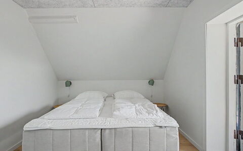 Aaro - 275M from the Sea: Slaapkamer, Flooring, Plafond, Verdieping, Interieur Ontwerp, Linens, Bedding, Laken, Bed, Bed Frame