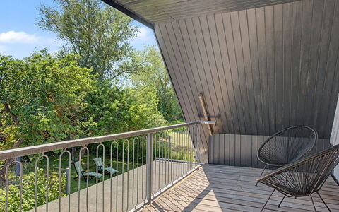 Aaro - 275M from the Sea: Hout, Hardwood, Dek, Plank, Leuning, Beits, Schaduw, Balkon, Houten Vloer, Natuurlijk Materiaal