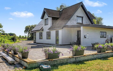 Aaro - 275M from the Sea: Gebouw, Huis, Huis, Dak, Verblijf, Woongebied, Siding, Boerderij, Landgoed, Landscaping