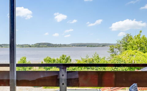 Maris - 280M from the Sea: Venster, Architectuur, Woongebied, Huis, Huis, Dak, Verblijf, Oprit, Voorstad, Mid-Size Car