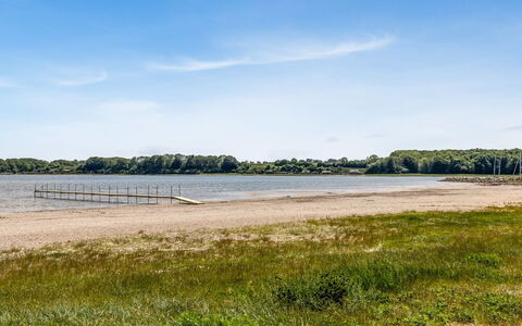 Maris - 280M from the Sea: Venster, Architectuur, Woongebied, Huis, Huis, Dak, Verblijf, Oprit, Voorstad, Mid-Size Car