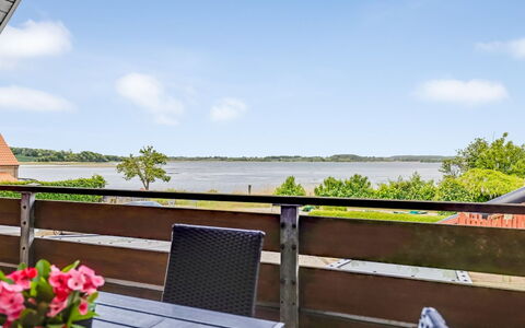 Maris - 280M from the Sea: Venster, Architectuur, Woongebied, Huis, Huis, Dak, Verblijf, Oprit, Voorstad, Mid-Size Car
