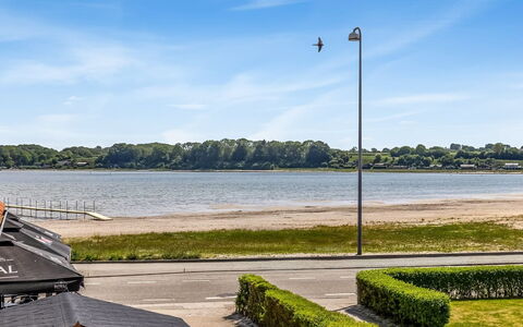 Maris - 280M from the Sea: Meubilair, Interieur Ontwerp, Muur, Flooring, Hout, Verdieping, Kamer, Plafond, Verlichting, Huis