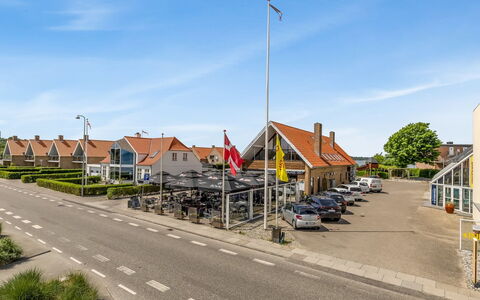 Maris - 280M from the Sea: Meubilair, Interieur Ontwerp, Muur, Flooring, Hout, Verdieping, Kamer, Plafond, Verlichting, Huis