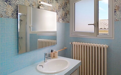 Dolce Vita: Muur, Loodgieterswerkinrichting, Wastafel In De Badkamer, Interieur Ontwerp, Wastafel, Flooring, Badkamer, Spiegel, Kraan, Verdieping