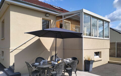 Dolce Vita: Huis, Meubilair, Samengesteld Materiaal, Deur, Balkon, Schaduw, Stoel, Buitenmeubels, Veranda, Bloempot