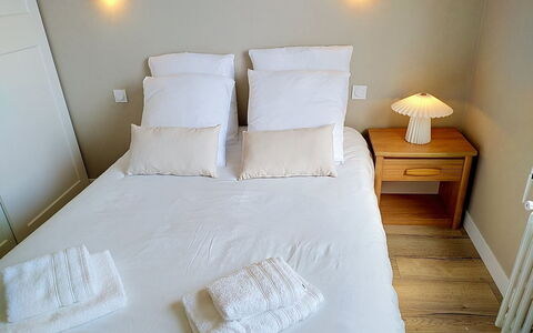 Dolce Vita: Bed, Slaapkamer, Bedding, Laken, Interieur Ontwerp, Hout, Meubilair, Verdieping, Kussen Gooien, Kamer