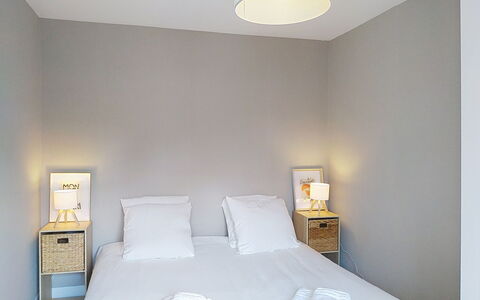 Dolce Vita: Bed, Interieur Ontwerp, Bedding, Meubilair, Slaapkamer, Laken, Muur, Verdieping, Kamer, Plafond