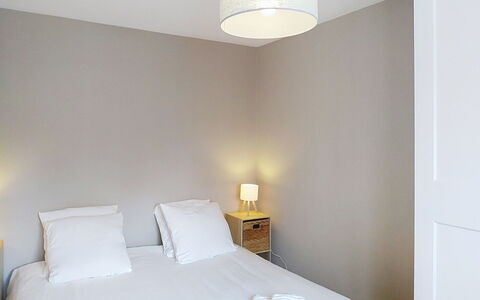 Dolce Vita: Bed, Slaapkamer, Interieur Ontwerp, Bedding, Laken, Hout, Verdieping, Plafond, Kamer, Meubilair