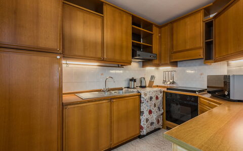 Sun: Keuken, Cabinetry, Hout, Flooring, Countertop, Toestel Van De Keuken, Major Appliance, Interieur Ontwerp, Verdieping, Kamer