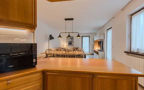 Sun: Keuken, Interieur Ontwerp, Countertop, Cabinetry, Meubilair, Hout, Plafond, Lichte Inrichting, Flooring, Toestel Van De Keuken