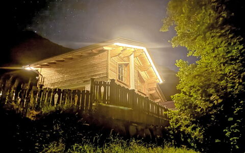 Chalet Auszeit: Hout, Verblijf, Huis, Architectuur, Hut, Dak, Huis, Nacht, Blokhut, Schuur