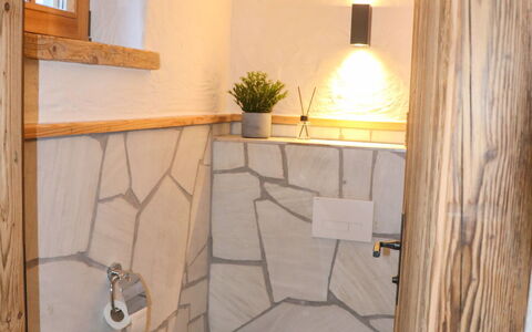 Chalet Auszeit: Muur, Flooring, Verdieping, Interieur Ontwerp, Tegel, Loodgieterswerkinrichting, Badkamer, Natuurlijk Materiaal, Loodgieter, Beits
