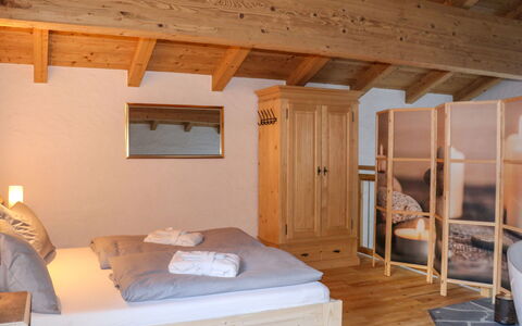 Chalet Auszeit: Meubilair, Interieur Ontwerp, Hout, Flooring, Slaapkamer, Verdieping, Bed, Plafond, Kamer, Verlichting