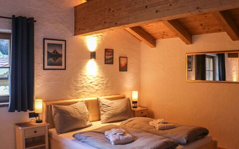 Chalet Auszeit: Meubilair, Interieur Ontwerp, Bed, Muur, Slaapkamer, Flooring, Verdieping, Kamer, Hout, Plafond