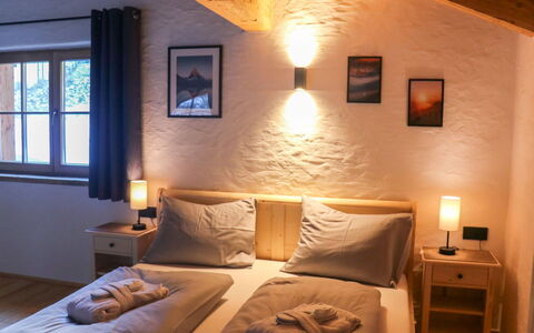 Chalet Auszeit: Meubilair, Interieur Ontwerp, Bed, Slaapkamer, Muur, Hout, Laken, Flooring, Verdieping, Kamer