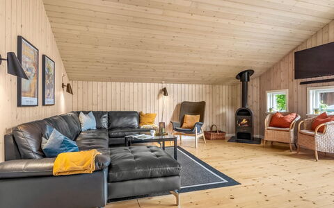Sissa - 700M from the Sea: Hout, Interieur Ontwerp, Meubilair, Flooring, Plafond, Huis, Woonkamer, Verdieping, Houten Vloer, Verlichting