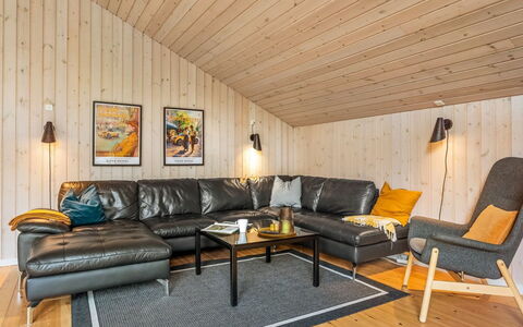 Sissa - 700M from the Sea: Hout, Interieur Ontwerp, Plafond, Meubilair, Flooring, Huis, Woonkamer, Verlichting, Houten Vloer, Bankstel