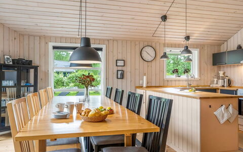 Sissa - 700M from the Sea: Hout, Meubilair, Plafond, Flooring, Interieur Ontwerp, Lichte Inrichting, Keuken En Eettafel, Verdieping, Eetkamer, Hardwood