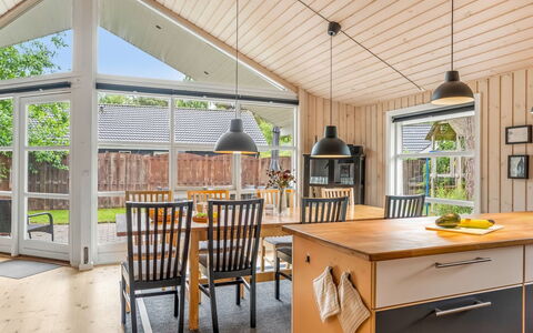 Sissa - 700M from the Sea: Hout, Interieur Ontwerp, Plafond, Flooring, Meubilair, Lichte Inrichting, Verdieping, Stoel, Keuken En Eettafel, Keuken
