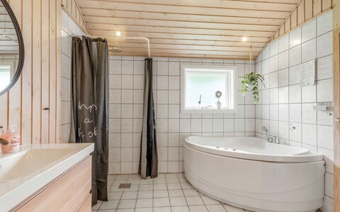 Sissa - 700M from the Sea: Flooring, Interieur Ontwerp, Loodgieterswerkinrichting, Verdieping, Hout, Plafond, Badkamer, Loodgieter, Kraan, Kamer
