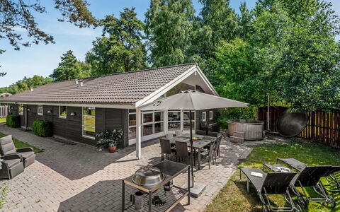 Sissa - 700M from the Sea: Huis, Huis, Dak, Verblijf, Deur, Landgoed, Siding, Werf, Schaduw, Tuin