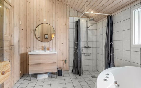 Sissa - 700M from the Sea: Flooring, Loodgieterswerkinrichting, Verdieping, Interieur Ontwerp, Hout, Plafond, Badkamer, Wastafel, Kraan, Loodgieter