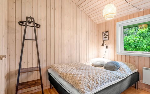 Sissa - 700M from the Sea: Slaapkamer, Hout, Interieur Ontwerp, Bed, Plafond, Flooring, Laken, Verdieping, Bedding, Meubilair