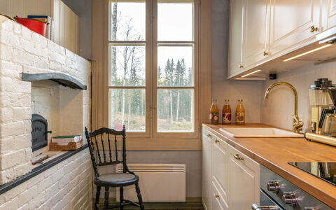 Vanhakylä Gård Väentupa: Keuken, Flooring, Interieur Ontwerp, Countertop, Toestel Van De Keuken, Meubilair, Hout, Verdieping, Cabinetry, Kamer