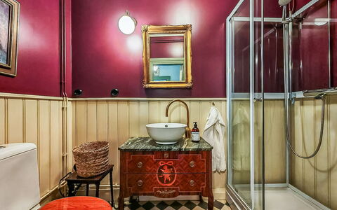 Vanhakylä Gård Väentupa: Interieur Ontwerp, Flooring, Verdieping, Loodgieterswerkinrichting, Badkamer, Verlichting, Loodgieter, Kraan, Wastafel, Kamer